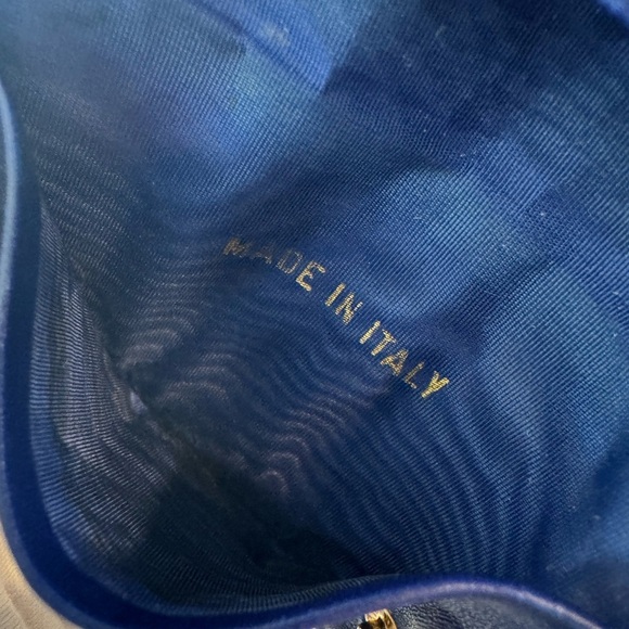 Chanel key case caviar leather with the iconic CC logo embossed on the front. - Picture 15 of 15